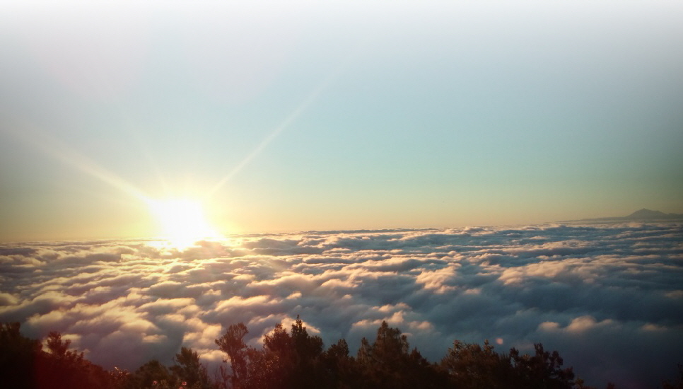 Sonnenaufgang ber den Wolken